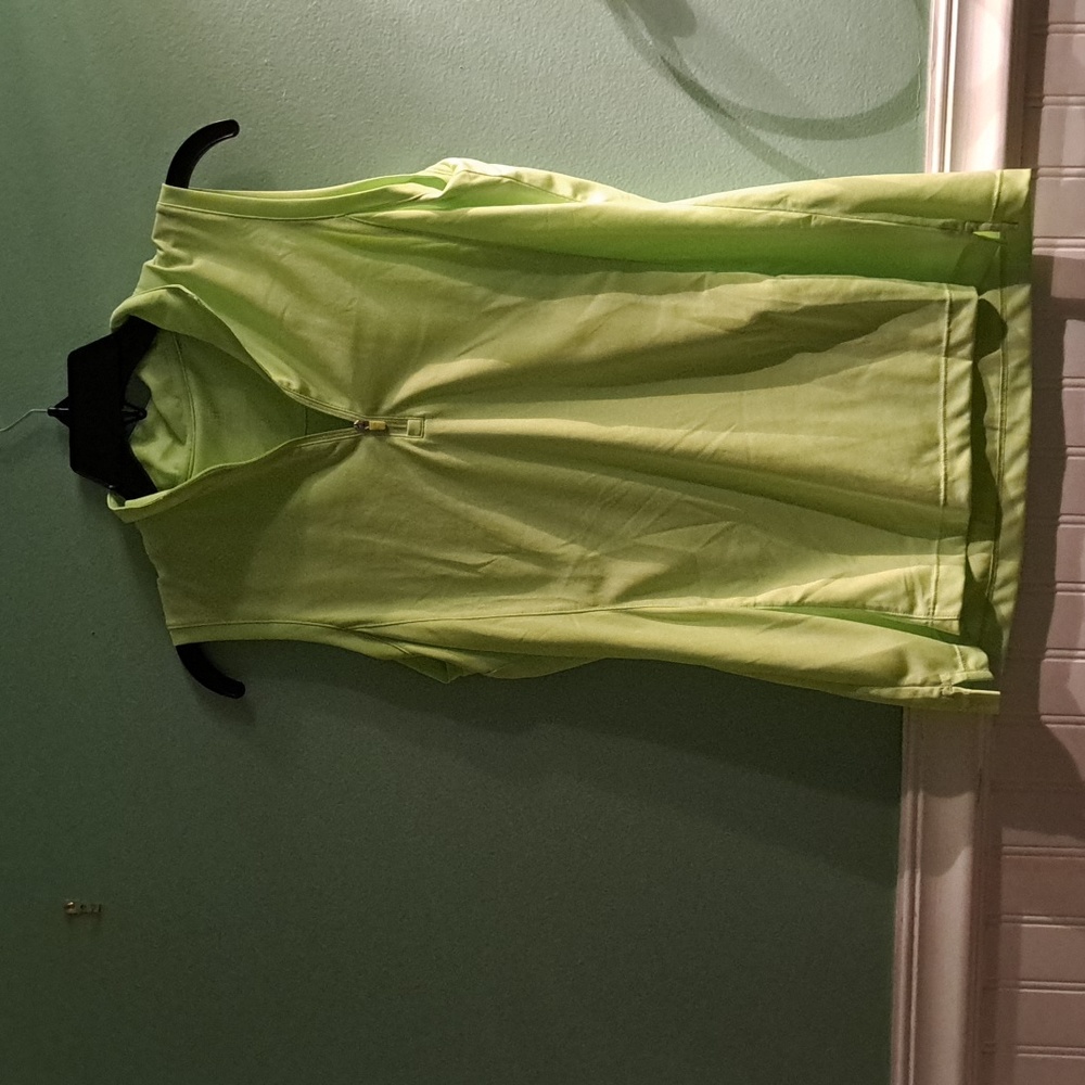 Sleeveless golf shirt